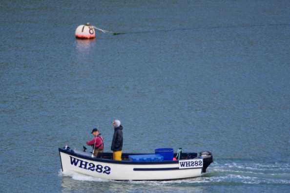 05 July 2020 - 15-19-31
That's a very small boat to motor round from Weymouth - where it is registered. alley Gibsons Choice apparently.
----------------------------
Fishing boat Gibsons Choice WH282